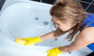 Как просто, быстро и результативно убрать плесень в ванной на герметике?