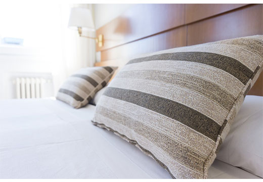 Методика чистки перьевой подушки в домашних условиях: руками или в стиральной машинке