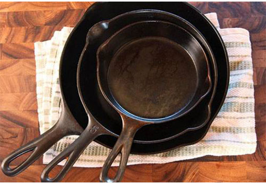 Как отмыть пригоревшую чугунную сковороду: обзор средств и методов