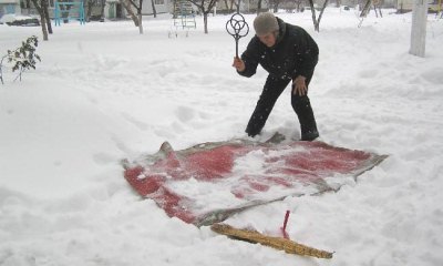 Советы опытных домохозяек, как правильно почистить ковер снегом